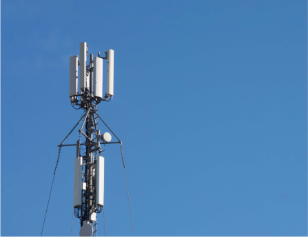 Telecommunication tower with antennas against clear blue sky – Rubytek signal monitoring and infrastructure sensing solutions.